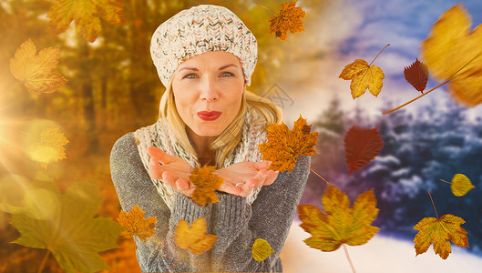 冬季金发美女快乐的复合形象感情风景微笑衣物羊毛围巾发送橙子树叶金发女郎背景图片