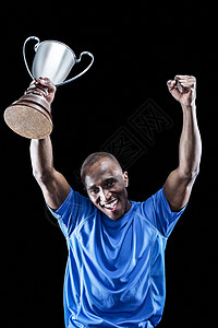 快乐的运动员在握着奖杯的同时欢呼和欢呼的肖像背景图片
