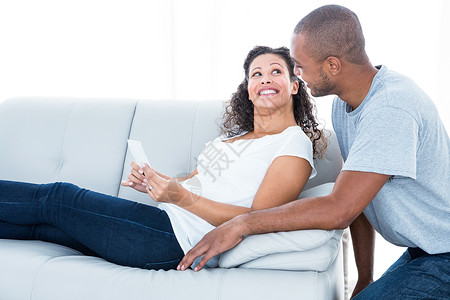 快乐的年轻情侣互相看着对方身体妻子解剖学胎儿混血女性怀孕夫妻保健子宫背景图片