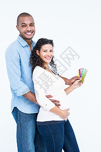 妻子拿着彩色样本的微笑丈夫的肖像背景图片