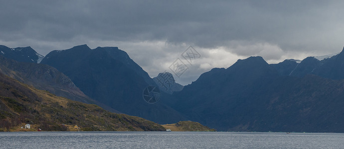 拉克菲斯克fjord i芬马克沙滩蝙蝠鲨鱼背景