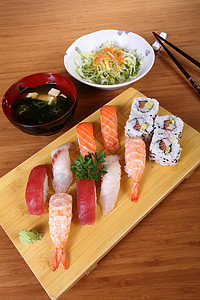 日语菜单乌贼鱼片味道海果午餐武士沙拉烤串传统豆子背景图片