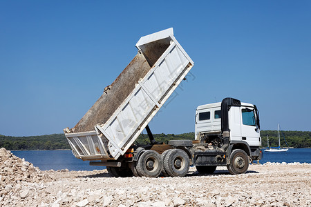 Tipper 卡车工业货物小费天空车辆倾倒放电挖掘岩石土地背景