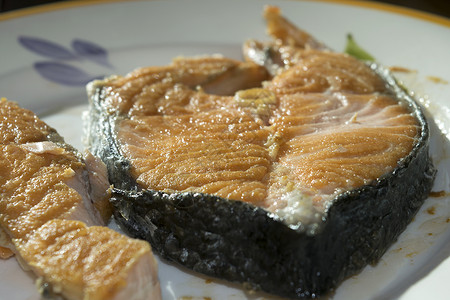 烤熟的鲑鱼片鱼片绿色牛扒海鲜美食炙烤食物盘子饮食白色背景图片