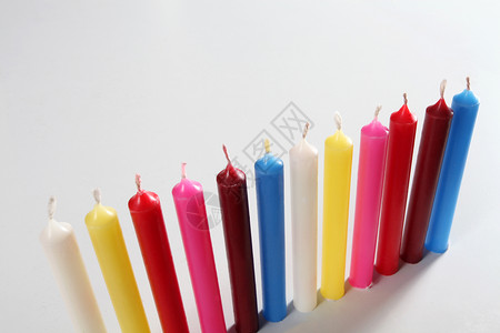 十二个圆柱形彩色蜡烛背景图片