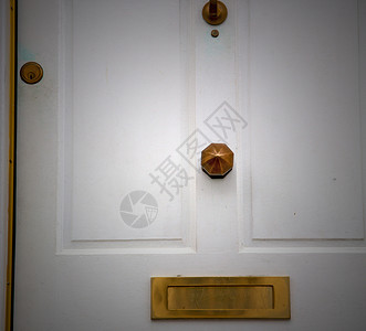 红色铜钉和光亮的黄铜制铜甲戒指安全入口建筑学艺术木头装饰品门把手城市古董背景图片