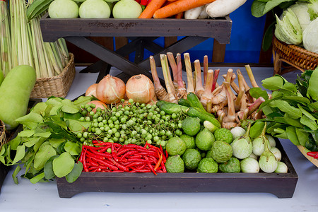一种泰国菜 泰式厨房风格的泰国菜土豆韭葱香菜秋葵芹菜长豆薄荷茄子花园沙拉背景