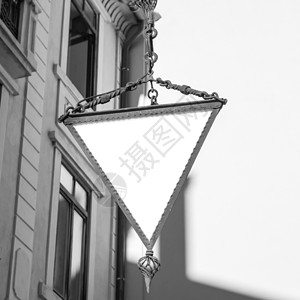 三角旅馆标志白色隔离背景图片