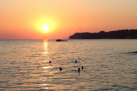 俄国日落的夕阳地平线红色太阳黄色地区背景图片