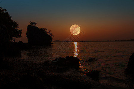 满月 有反射月光天空海滩风景月径旅行城市海景卵石海浪背景图片