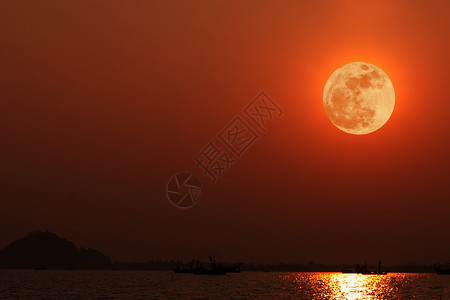 满月 有反射旅行海岸线月光风景天空海滩海景水面场景卵石背景图片