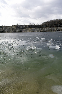 湖面冰冻的冰块背景图片
