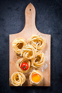 Fettuccine 意大利面营养餐厅糕点桌子红柿变体摄影美食食物食谱背景图片