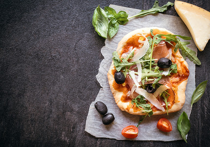 Prosciutto 微型比萨饼美食菜单面包餐厅食谱摄影食物西红柿佳肴午餐图片