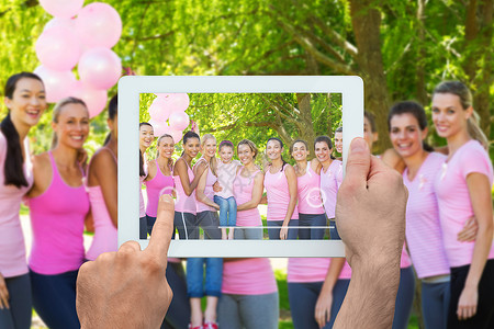 手握平板电脑的复合图像c乳腺癌健康男人福利朋友们配套男生志愿者展示服务背景图片