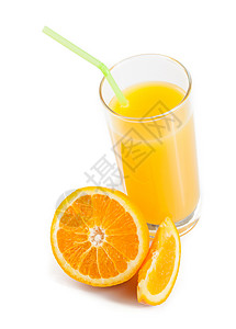 半橙色附近有稻草的橙汁满杯橘子汁背景图片