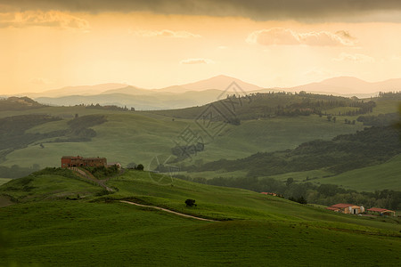 农田戏剧性意大利皮安扎 农场和黄天空的托斯卡纳风景背景