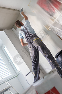 修整室内墙壁和天花板职业维修装修画家工具泥水匠工作建筑涂层工匠背景图片