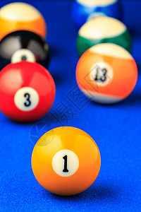 蓝色桌球桌上的Billiard球乐趣水池绿色竞赛运动游戏桌子娱乐数字黑色背景图片