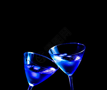马提尼酒杯新鲜的蓝色鸡尾酒杯加冰奢华派对庆典桌子背景乐趣酒吧玻璃干杯杯子背景
