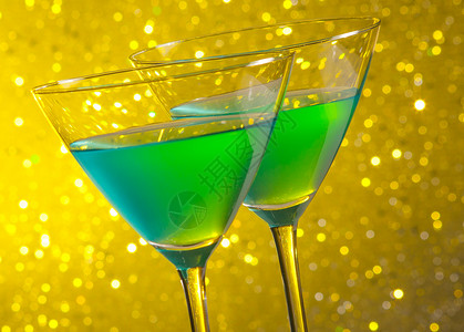 两杯绿色鸡尾酒图片