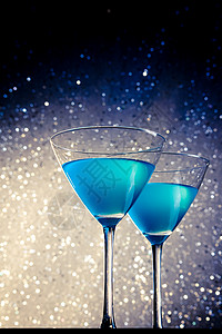马提尼酒杯桌子上一副蓝色鸡尾酒杯金子舞蹈背景杯子派对奢华酒吧乐趣液体庆典背景