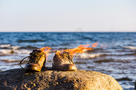 鞋子清火素材在烈火中偷盗者背景