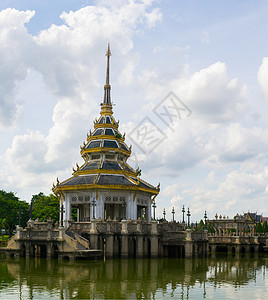 佛庙和水背景图片