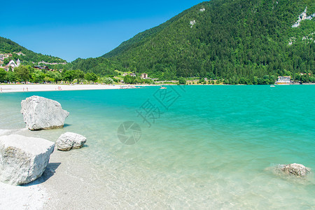 石头湖蓝色摩尔维诺湖 意大利最美丽的湖泊河水天空情景晴天蓝色全景天堂岩石木头公园背景