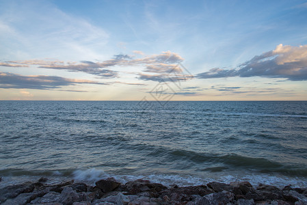 海在天黑前保持安静旅行地平线反射场景海洋天气海浪日落季节美丽背景图片