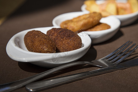 西班牙语塔帕斯语土豆餐厅食物盘子勇敢者午餐馅饼美食背景图片