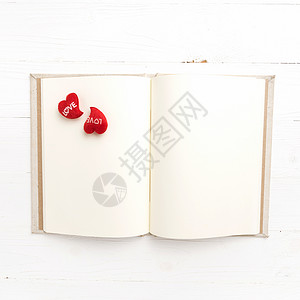 笔记本上的心脏笔记邀请函木头白色卡片日记食谱红色空白背景图片