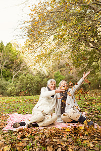 公园里的老夫妇衣物毯子老年人女性微笑感情头发保暖男性夫妻代高清图片素材