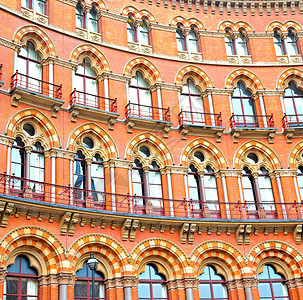 国王十字英国伦敦窗户和砖块的旧墙壁结构生活文化棕褐色阳台英语国王车站建筑十字城市背景