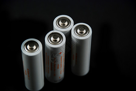 黑色背景的电池电压阴极收费碱性活力化学品电气充值阳极背景