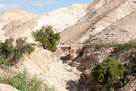 在朱甸沙漠中徒步旅行天空旅游石头旱谷游客背景图片