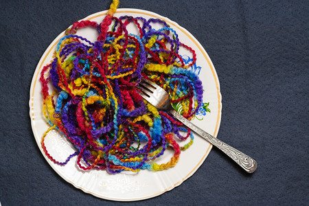 满盘的马兰格线和叉子纺织品爱好绳索盘子缝纫食物针织针线活编织手工业背景图片
