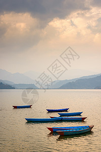 波沃瓦尼泊尔波克拉Phokhara的Phewa湖场景蓝色天空农村风景日落运输爬坡反射旅行背景