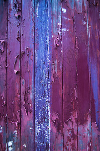 木柴上涂紫和蓝色的粉漆背景图片