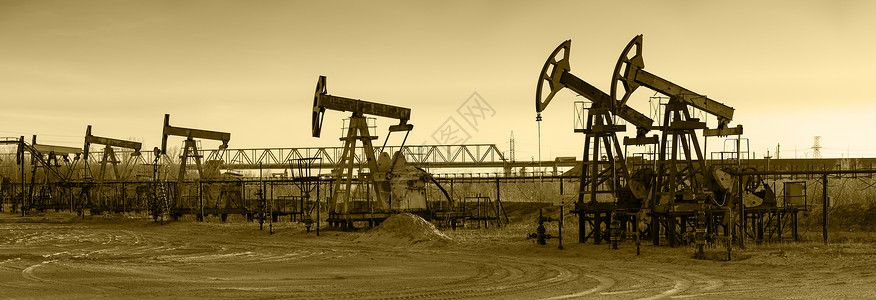 工业用地油田上的油泵化石钻机调子管道机械用地平台工业气体矿业背景
