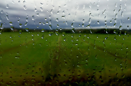 火车窗上的雨滴背景图片