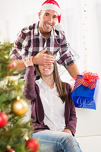 圣诞惊喜圣诞礼物新年两个人幸福男朋友女士礼物礼物盒女朋友男人背景图片