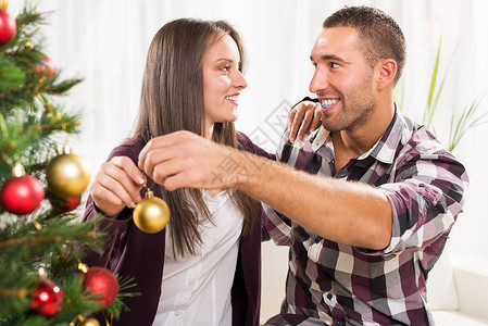 圣诞快乐的情侣男士微笑男朋友两个人圣诞新年装潢女性饰品家居背景图片