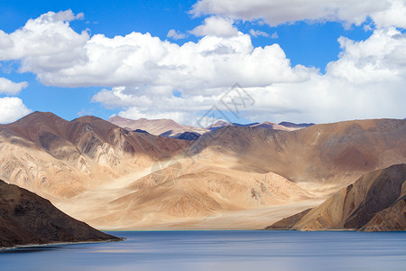 喜马拉雅山的庞宗高地湖高清图片