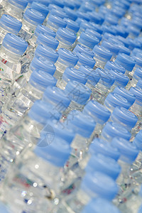 瓶装水浅蓝色瓶子饮用水杯子背景图片