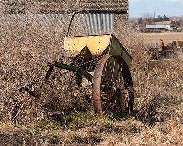 旧黄黄色农场设备背景图片