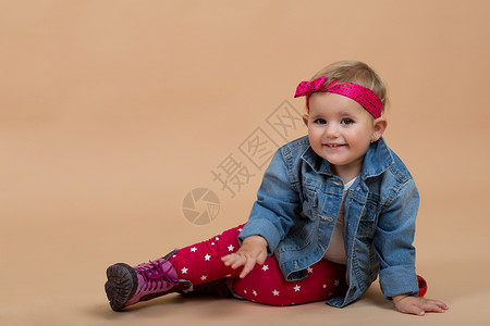 一岁一周岁婴儿肖像休息钳子白色孩子微笑毯子童年女孩褐色新生背景图片
