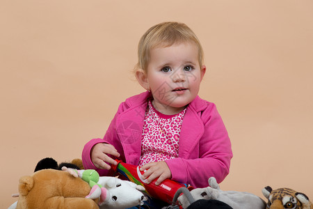 一岁一周岁婴儿肖像女孩披肩女性生活休息童年微笑孩子后代白色背景图片