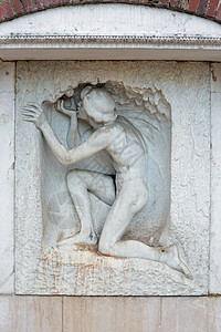 喷泉雕塑 年轻男子饮用水高清图片