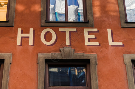 窗口之间的酒店符号背景图片
